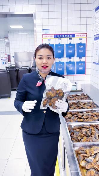 青岛即东大酒店的熏鲅鱼真绝!30年老字号,精选大鲅鱼,大厨自制秘制酱料,肉质紧实,现做现卖,团购仅19.9元🥰#即东大酒店 #即东熏鲅鱼 #即东食品 #熏鲅鱼