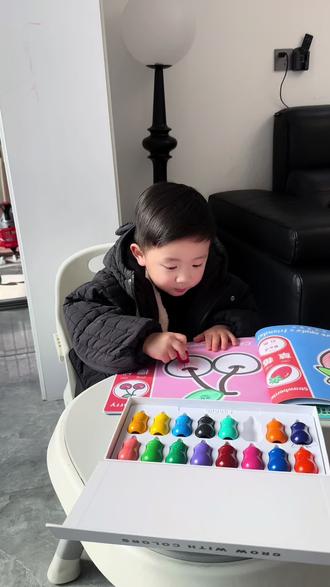 画画真的是小孩的天性,奶瓶蜡笔随便画也不脏手,瓶身结实耐摔,自己都在这画半天了~