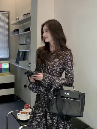 波点连衣裙 真的好美~轻熟高级 优雅大方!#女人味穿搭 #显瘦连衣裙 #轻熟风 #气质范 #优雅精致"面料非常舒适