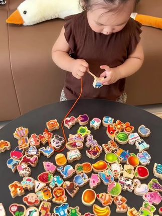 宝宝一岁以后可以玩的串珠积木,能很好锻炼手眼协调和专注力,宝宝一玩能玩半天#母婴好物 #益智玩具 #串珠积木 #哄娃神器 #专注力