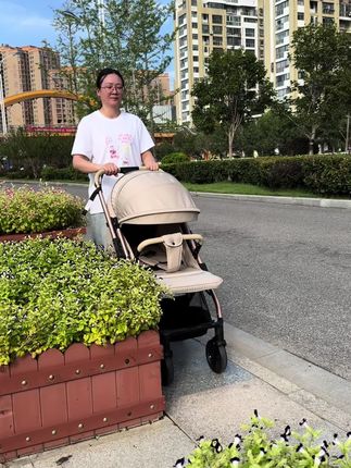 逛遍千家万户,用令人心动的全新功能,四轮万向高景观婴儿推车,迎接宝宝的到来!采用高质量材料制作,时尚外观,柔软座舱,细节追求,操作便利,单手可换向可收展车可调节可拖行,让宝宝舒适安全出行!#源头工厂 #婴儿推车推荐 #高景观推车 #带娃出行不用愁的神器合集 #母婴好物