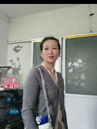 一入秋,天气慢慢变凉了,给儿子入了一个保温杯,还是三饮保温杯,还有背 带,小孩背着去学校也不累,价格也不 贵, 儿童保温杯#保温杯