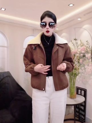 “时尚不分年龄,这件焦糖棕翻领外套太绝了!复古版型显贵气,撞色领设计超有细节,二十多岁穿是复古甜姐,三十+穿是气质御姐,什么年龄段穿都能美出高级感~女人就该在穿搭里狠狠精致! #时尚穿搭 #复古外套 #无龄感穿搭”