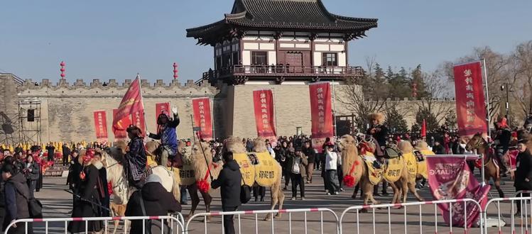 得知新疆东天山骆驼队到达的终点是洛阳,一月四号特意从北京到洛阳,在洛阳等了三天一月七号终于等来了在定鼎门举行的骆驼队入城欢迎仪式。