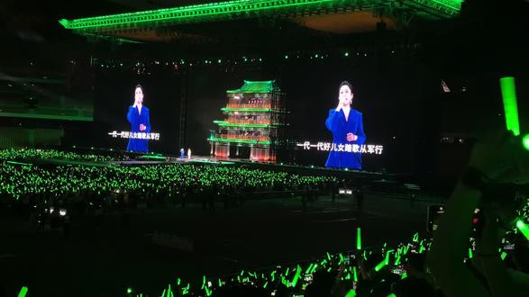 妈妈我没浪费钱,580的票我唱了500😆 #凤凰传奇兰州站演唱会 #创作者中心 #创作灵感 开始觉得是浪费钱,后来知道这是自我释放,将近三个小时时间,四万三千人的KTV , 所有的烦恼短暂消除,演唱会是一个巨大的乌托邦,趁着年轻去感受生命的活力。
