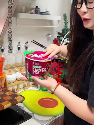 康师傅#辣香锅牛肉面,够麻够辣够过瘾,海带的糯加上豆芽的脆,一口下去好好吃#速食美食#康师傅