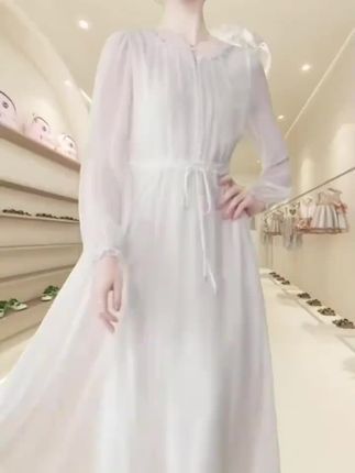 秋天到了,还不知道穿什么的姐妹们快来看看这件超美的雪纺连衣裙吧!它的面料非常的柔软舒服,而且垂坠感也特别好,上身后整个人都显得温柔优雅,气质满满,无论是日常出行还是朋友聚会的时候都可以穿它,让你美美的度过整个秋天。喜欢的朋友赶紧点击下方链接购买吧!