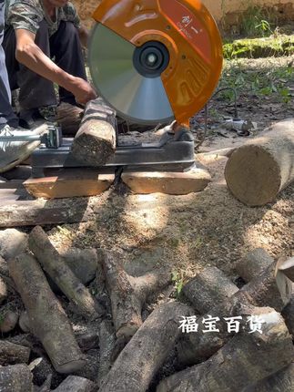 生活像一把无情刻刀,年年岁岁,岁岁年年,人不同#农村#农村劈柴#农村生活#锯柴机#天冷了