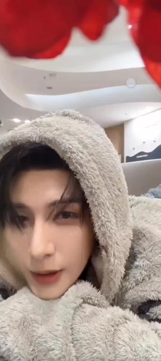 2026.2.1《焰遇》拍摄,朱鸽谈谈自己和白白的感情史🤭 2.3上新《重生阴夫年少时》#朱一未白昕怡 #直播高光 #焰遇 #重生阴夫年少时