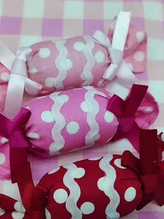 🎀Lolita 波点糖果边夹太绝啦! 有粉色、玫红、红、紫、蓝、黄、棕、黑等超多颜色可选~造型是软萌的糖果模样,波点元素俏皮又可爱,搭配同色系丝带蝴蝶结,甜妹氛围直接拉满!边夹款夹在头发上很牢固,轻松打造出洛丽塔风格的甜美发型。要是想要别针款,宝子们可以私聊客服哟~不管是搭配小裙子,还是日常出街,都能为整体造型加分不少,少女心直接爆棚💖 #糖果 #lolita #边夹 #lolita边夹 #小物