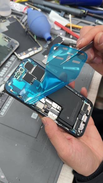 苹果15pro原装屏! #杭州手机维修 苹果15pro更换原装屏幕!手机有一点漏夜冲电时候会闪屏,粉丝找到我们更换苹果原装屏手机问题记得点👍➕关注哦!#同城热点 #苹果手机维修 #原创视频 #vlog日常