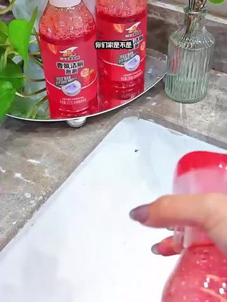 它喷出来是这种绵密的泡沫 自从有了这个香氛洁厕泡泡,我家几乎不用马桶刷了,它喷出来是这种绵密的泡沫,能把那些看得见的看不见的污渍都给带走,还是速干的,用完之后一点水印都没有。而且它的味道很好闻,不会像有些洁厕剂那样刺鼻难闻,家里常备几瓶,厕所随时都是干净香香的。