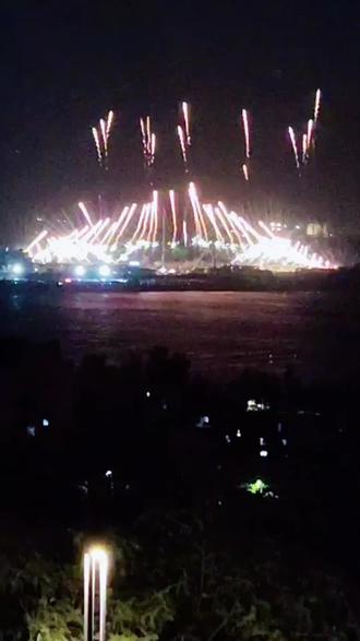 @漳州开发区,厦门湾畔,双鱼岛新年烟花璀璨绽放。“七彩祥云”映亮海天,千架无人机伴舞成“祈愿天灯”以800米阵线铺展东方美学,在音浪与欢呼中迎向崭新一年,,,,