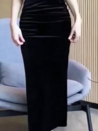 #上热门 姐妹们!新款金丝绒半身裙美哭了💃 包臀版型掐出S曲线,修身显瘦藏肉肉,高腰设计显腿长✨ 丝绒光泽自带高级感,不挑年龄身材,搭啥都洋气,气质拉满!#金丝绒半裙 #修身显瘦!