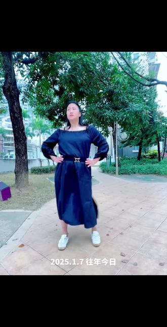 大家來跳舞 (人氣卡通<櫻桃小丸子>主題曲)
なんでもかんでも みんな おどりをおどっているよ / 不管什麼 大家都一起跳舞
なんでもかんでも みんな
おどりをおどっているよ
おなべの中から ボワッと
インチキおじさん 登場
いつだって わすれない
エジソンは えらい人
そんなの 常識 タッタタラリラ
ピーヒャラ ピーヒャラ パッパパラパ
ピーヒャラ ピーヒャラ パッパパラパ
ピーヒャラ ピーヒャラ おへそがちらり
タッタタラリラ
ピーヒャラ ピーヒャラ パッパパラパ
ピーヒャラ ピーヒャラ おどるポンポコリン
ピーヒャラ ピ お腹がへったよ
あの子も この子も みんな
いそいで 歩いているよ
でんしんばしらの かげから
お笑い芸人 登場
いつだって 迷わない
キヨスクは 駅の中
そんなの 有名 タッタタラリラ