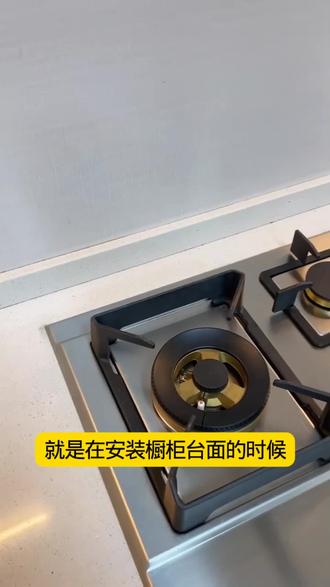 安装橱柜台面的时候,灶台台面这样开孔,你们学会了吗?#厨房装修 #石英石台面 #大理石橱柜 #同城话题 #同城热点