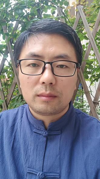 “无极而太极”的动态循环——生命全周期的宇宙律动
“无极而太极”不仅描述生命之始,更隐喻了生命从生到死的完整过程,是一个动态的、与宇宙能量交换的循环。
生命过程:从太极重返无极
生: 无极 → 太极(元炁自宇宙本源显化,生命开始)
长: 太极 → 两仪 → 万物(元炁推动,阴阳分化,演化出五脏六腑、四肢百骸)
老: 万物 → 两仪 → 太极(功能衰退,形态消散,能量逐步收拢回归)
死: 太极 → 无极(元炁耗尽,生命形态解体,能量重归宇宙本源)
因此,人的一生,就是个体元炁(太极)从显化到消耗,最终回归宇宙无极之海的过程。健康的一生,是让这个过程 自然而舒缓 地发生;疾病与早夭,则是这个过程 被加速、中断或扭曲 。
#传统文化传承 #易经与中医学