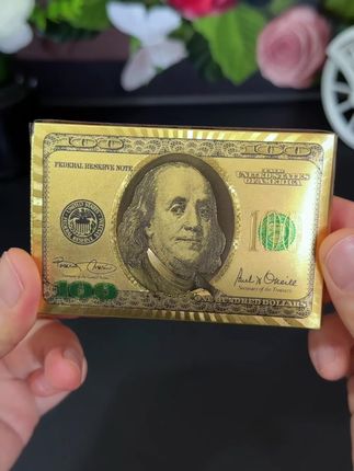 普通扑克牌一撕就烂,来看一下这种黄金扑克牌,pvc材质,全身金灿灿的,很漂亮,大小跟普通牌一样,怎么折都不易坏,而且手感特别好,用它跟朋友玩很有面子,脏了还能水洗,而且还是防水的#塑料扑克牌 #防水耐磨 #太好用了吧