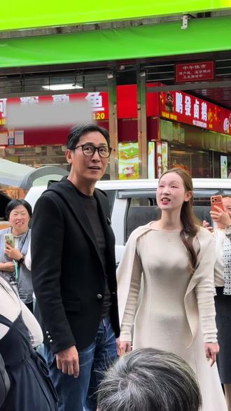 🆘刚追完大结局,就在汕头偶遇“包希仁”❗️
谁懂啊!!刚追完《非常检控观》两小时大结局🎬隔天就在汕头📍谢氏盛兴丸店,偶遇野生马德钟本尊!!!🤩🤩🤩
我严重怀疑他开启了“镜反射触觉症”MTS模式,感知到这粒墨鱼丸有多绝,才专程飞来汕头觅食!😋
🏆非遗墨斗丸·眞相只有一个🫵🏻
他们家墨斗丸是汕头市非物质文化遗产,跟剧中包希仁追求的“还原案件💯眞相”一样较真⚖️
一斤深海大墨鱼,只取三两精华肉,手工制作,高含量精华墨鱼肉➕少许猪油增香!🦑
肉质紧实到在牙齿间弹弹弹,鲜味直冲天灵盖!跟那些加面粉的淀粉丸子,就像真凶和替罪羊的区别!👍👍👍
#谢氏盛兴丸店 #汕头美食 #非常检控观 #马德钟 #潮汕非遗美食