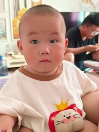 儿子的眼睛比他爸爸大多了! #给生活比个ye✌ #日常分享