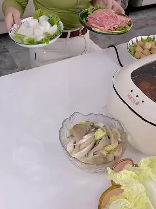 吃火锅用这个旋转火锅备莱盘,底部旋转的设计自带沥水孔,不仅节省空间,清洗也非常方便 #旋转火锅备菜盘 #配菜盘 #火锅拼盘菜篮