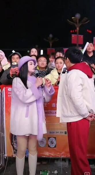 来时的开心快乐,到快离别时唱的歌曲是字字都唱入心里,是万分的舍不得@苏潇潇 @阿朱💋(金朱传媒)228 #感受一下音乐现场感染力 #凤凰山大舞台遵义