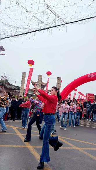 显眼包跳舞了🎉🎉🎉#场面壮观 #跳舞小姐姐 #气场全开
