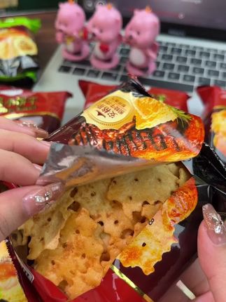 全家都爱吃的轻脆小饼干!薄脆口感,吃完立马回购#轻脆小饼干 #追剧小零食 #零食推荐 #好吃到停不下来