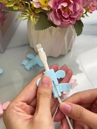 #上热门 这个数据线保护套它采用的是硅胶材质,非常柔软,可以有效防止折断,而且还是通用的接口,无论是安卓还是苹果都可以用,把它套在数据线上就能轻松固定,这样就不用担心会掉下来了。有了它再也不怕数据线坏了,简直是太方便了!#好物分享#数据线保护套#生活好帮手