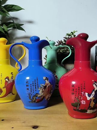 砚洋四大美女白酒,经典浓香型🍶 酒器是手工艺术范儿,拿在手里超有档次~ #品酒品人生 #手工艺术酒器 #酒文化品鉴 @抖加上热门dou+热点宝