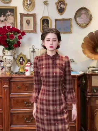 姐妹们,这件旗袍真的太惊艳了,腰部褶皱设计显腰细,收腰版型显得身材比例很好,一整个就是娇滴滴的大小姐既视感。真的好喜欢这种温婉气质,东方美人穿搭!#高级感穿搭 #优雅气质 #穿搭分享 #每日分享 #复古穿搭