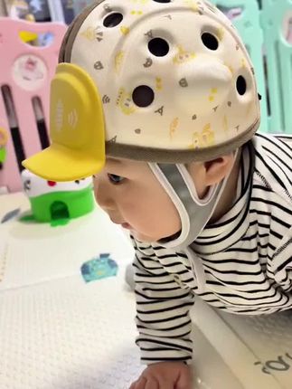 宝宝7个月后可喜欢扶站了,摁都摁不住,但又总能摔到,有了这个防摔帽,就能放心很多,柔软透气#宝宝防摔护头帽 #解锁新技能 #宝宝扶站 #防摔帽 #育儿经验分享