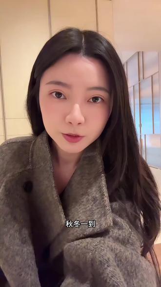 秋冬次净衣8个解决思路,装修/租房党都适配!
秋冬一到,你家的沙发、椅子是不是被“穿过一次”的衣服占满了?挂衣柜吧有点膈应,洗吧又没脏,扔哪儿都别扭!
今天分享8个次净衣收纳法,从装修前到租房党,从祛味杀菌到省空间,总有一个能救你的乱!
1. 装修前有预算的姐妹:直接上衣物护理机!除皱、去味、杀菌一步到位,穿了一次的大衣放进去,拿出来就跟新的一样。
2. 如果你正在装修:在玄关柜或衣柜里留块“次净衣区”。懒人选开放式,养猫姐妹或者怕乱的就装柜门或蝴蝶门,遮丑还防粘毛。
3. 已经装修好但可以有改造空间:看下门后的位置,洞洞板+木棍,或铝型材+挂钩,自己搭配超灵活,想挂多少挂多少。
4. 手残党也能装:选钢琴键挂衣架,墙上打个钉子就搞定,颜值高还不占地方。
5. 租房党怕伤墙:买个落地晾衣架,放卧室不仅能挂衣服,还能搭个小毯子,松弛感直接拉满。
6. 如果卧室没空地儿:可以看一下门后挂钩!直接卡住就能用,不打孔、不伤墙,租房党可以闭眼冲。
7. 想藏进衣柜里的话:衣柜侧边或顶上装抽拉挂钩,也可以遮丑防粘毛;衣服少的姐妹,宜家的康普蒙就超合适,放两三件刚刚好。
8. 川渝姐妹喜欢吃火锅和江湖菜的,衣服上总会沾上味道,直接用洗衣机“空气洗”!大部分洗衣机都有这功能,祛味还能让衣服变蓬松。
你家次净衣最让你头疼的是没地方放,还是沾味难处理?评论区说出来,我来给你想办法!
#次净衣区 #次净衣收纳 #收纳 #收纳灵感 #装修小巧思