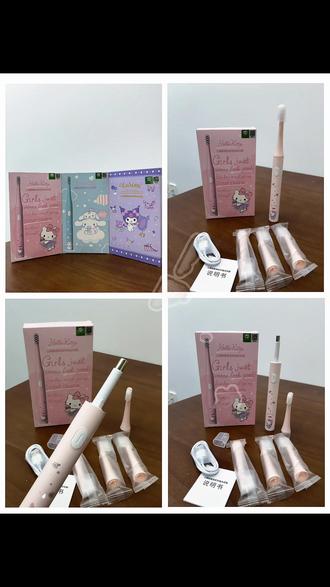 💖被Hello Kitty拿捏的少女心电动牙刷!三丽鸥联名款太会了💖
谁能拒绝Hello Kitty+电动牙刷的双倍可爱暴击啊!!三丽鸥家族联名款电动牙刷,直接把少女心焊在洗漱台上✨
✅ 颜值党狂喜:粉粉嫩嫩的梦幻感
机身是温柔到掐出水的浅粉色,印着Hello Kitty和可爱小图案,刷牙都像在rua崽崽~搭配同色系替换刷头,摆在浴室里就是氛围感装饰,每天起床看到它,心情都甜三分🥰
✅ 贴心配置:仪式感&实用性拉满
• 充电方式:USB充电超方便,出差/旅行塞进包就走,续航稳稳的~
• 替换刷头:自带多枚独立包装刷头,卫生又耐用,换头像拆礼物一样快乐🎁
• 细节控爱惨:还送刷头保护盖!出门带刷头也不怕弄脏,精致到骨子里~
✅ 清洁力&体验感:温柔又高效
声波震动清洁,软毛刷头贴合一颗颗小牙齿,清洁死角全拿捏!刷牙时震感柔和,像Kitty在轻轻按摩牙龈,敏感牙也能安心用~
“Girls just wanna look good! But how can I get my inner charm to shine through?”
——用这支Kitty牙刷,从“齿”开启发光少女感吧✨
不管是自留当“可爱能量补给站”,还是送闺蜜/姐妹当礼物,都戳中少女心爆点💘 三丽鸥女孩闭眼冲,让刷牙变成每天最甜的仪式~
#三丽鸥 #电动牙刷 #hellokitty #T3 #真实影像