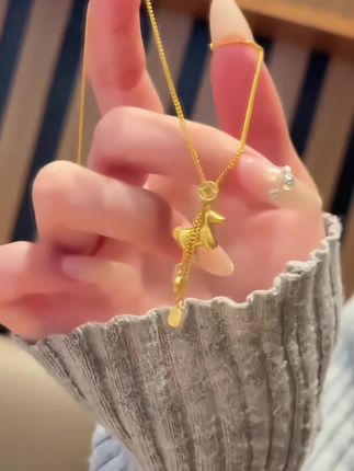 这条项链真的太美了!它是一条钛钢项链,戴上后显得非常轻奢且高级,而且它的设计十分独特,就像绽放的钱花一样美丽动人。如果你想要一条能彰显自己气质的项链,那一定非它莫属了,无论是出席重要场合还是日常佩戴都很合适哦!快点击下方链接把它带走吧!#马上有钱花 #项链 #独特设计 #小众 #高级感