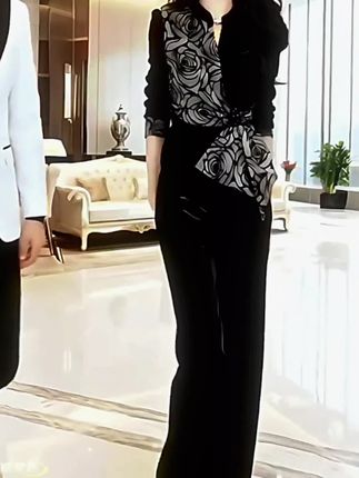 “玫瑰映黑绒,暗香浮动夜未央。正如李清照所言‘帘卷西风,人比黄花瘦’,这套时尚洋气套装尽显优雅与神秘。🌹🖤 #时尚洋气套装 #时尚洋气百搭 #时尚显瘦 #谁穿谁漂亮 #时尚穿搭