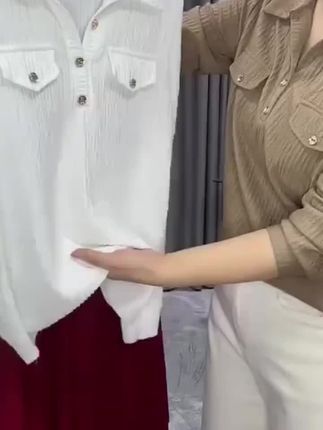 姐妹们快来试试这件早秋新款衬衫,它采用的是高档的面料制作而成,穿上身不仅舒适还特别显瘦,而且它的版型设计也很独特,穿起来很有时尚感,无论是逛街聚会还是上班通勤都非常合适。这么好看的衬衫,喜欢的朋友千万不要错过了,赶紧点击下方链接购买吧!#女装 #小衫 #开衫 #气质穿搭 #高级感穿搭