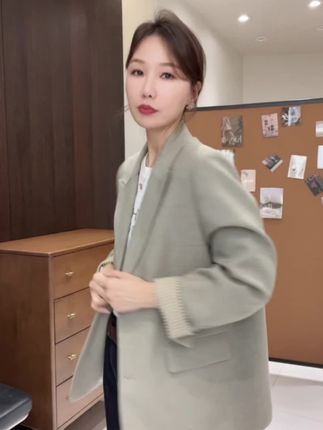 #松弛感套装穿搭 #理想型穿搭 #穿搭百搭显瘦 #红色外套怎么搭配 #穿出自己的网格