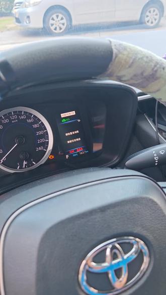 雷凌电池故障程度与对应的表现和风险!
· 情况一:电池部分损坏或系统故障
· 能否继续行驶:通常可以,但受限
· 车辆表现:加速无力、油耗显著增加。部分由其他问题(如漏水)引发的故障,在解决源头后可以修复。
· 核心风险:驾驶体验变差、用车成本上升;长期不处理可能使损坏扩大。
· 情况二:电池严重或完全损坏
· 能否继续行驶:车辆无法启动或行驶
· 车辆表现:动力系统瘫痪。根据,对于丰田THS这类强混系统,电池故障可能导致依赖其工作的E-CVT变速箱无法正常运行。
· 核心风险:车辆直接抛锚;存在高压安全风险。
· 情况三:电池存在物理损坏(如进水)
· 能否继续行驶:应立即停止行驶
· 车辆表现:通常伴随车内进水、故障灯亮。
· 核心风险:有短路、漏电甚至引发火灾的极高风险。#雷凌混动 #雷凌双擎电池 #丰田雷凌