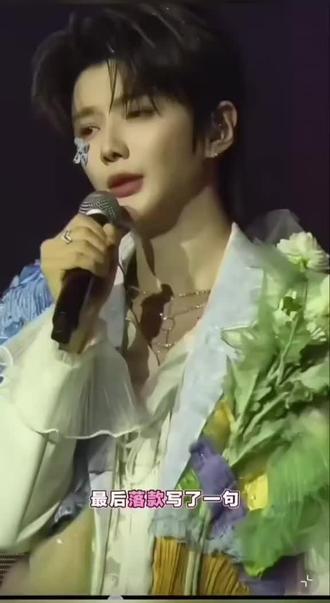 原来共情真的会流泪,听到郝熠然念起那封信时,鼻尖一酸,眼泪就忍不住了。