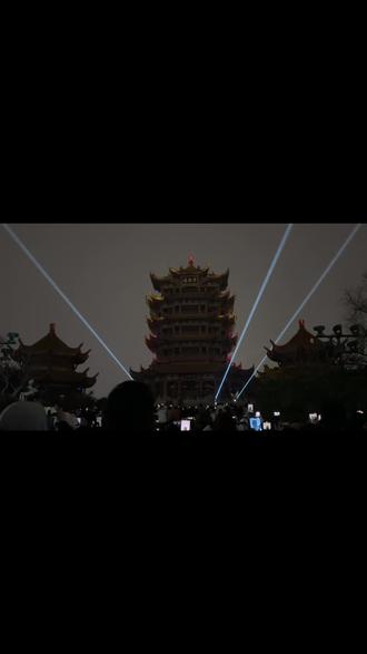#文物古迹#夜上黄鹤楼灯光秀
古诗里读你千百遍,不如登楼见一见🏯
“黄鹤楼头望楚天,一江春水绕晴川乡🕊️”