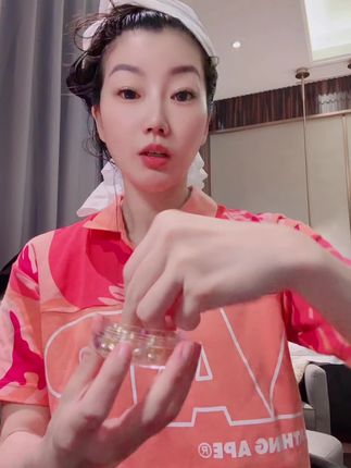 俺爸一早又臭美好了,全家人都爱了的小鸡腿精华,全家出门颜值爆棚,嘿嘿,得瑟吧,皮肤好才是真的实力!#小鸡腿精华#点击下方小黄车购买