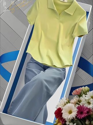 宝子们👋,夏天来了是不是又在为遮肚腩发愁?🎉这件啄木鸟纯色翻领Polo衫必须安排上!宽松版型超能藏肉🍑,经典翻领设计瞬间提升气质✨。棉质面料透气不闷汗💦,日常通勤or逛街都超合适~#微胖穿搭 #夏季新品 #显瘦神器 #通勤必备 #懒人穿搭