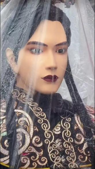 正月十三,今日份赵世子依旧如约而至,这几日天公不作美,一直阴雨绵绵。能远远看见他出游,满心都是欢喜与安稳,可看着他淋着雨中行走,又实在心疼#不忍。神明赴人间,愿风雨都温柔待他。#赵世子 #赵世子东家 #赵世子为啥不爱出门 #福州 #游神