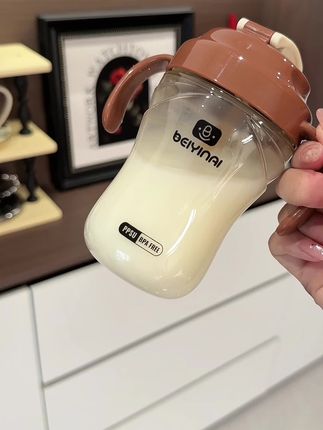 想让宝宝喝水喝奶又多又快,你就给他安排这种不带阀门的#直饮奶瓶 PPSU的,还是大口径真的老好用了#翻盖奶瓶 #大口径奶瓶#学饮杯 #宝妈推荐