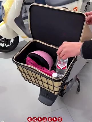 新入手的电动车,这个后置车篮也太实用了吧!Helmet、水瓶轻松装下,通勤好帮手~🚗📦 #电动车 #出行好物