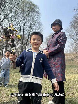 今天参加超有趣的巢里有光活动啦🥳
我们先玩大树和小鸟的游戏,反应超快,笑声不断!踩在软软的泥土上,我觉得像地毯一样丝滑~
毛竹老师教我们认识编织巢、泥巢,原来小鸟这么聪明,我要好好爱护它们。
最开心的是和爸爸妈妈一起搭鸟巢,捡树枝、铺干草,我们齐心协力做出了独一无二的小鸟家,有的像广州塔,有的像小别墅,超有创意!
我还给小鸟设计了温馨小窝,分享了好多可爱的想法。
这次活动玩得超开心,学到知识、锻炼动手能力,还和爸爸妈妈亲密互动。在大自然里快乐成长,爱护小鸟、向阳生长。 #永续生活 #唐山户外教育 #唐山研学#孩子教育