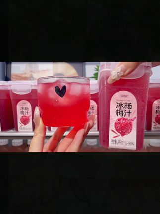 夏日炎炎,怎么少的了一杯冰杨梅汁,而且现在还划算的离谱,到手一箱六瓶,每瓶还是三百八十毫升大容量才这价薅了不是纯纯简陋吗?它的配料表很干净。没有乱七八糟的添加,选用浙江仙居东魁杨梅鲜果鲜榨,一口下去果香浓郁,就像几十颗杨梅在嘴里爆开一样,酸甜鲜爽,真的巨好喝,趁划算,没喝过的一定要尝尝。#夏日必备 #冰杨梅汁 #夏日饮品 #清凉一夏 #杨梅汁