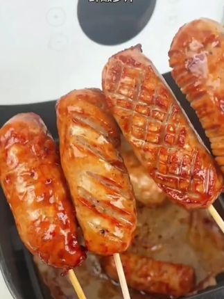 最近迷上了这个食者道的烤肠,关键自己在家做也很健康,空气炸锅或者煎锅煎一下就可以了,好吃又健康!#烤肠 #网红火山石烤肠 #食者道火山石烤肠 #肉肠 #烤香肠
