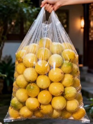 百香果脑袋看过来,钦蜜九号黄金百香果真的太绝了,它完全打破了我对百香果的认知,竟然可以这么甜!收到的时候果子都特别完整,还贴心地配了开果器,一切开就能闻到超浓郁的果香,加点蜂蜜,直接用吸管吸着吃,满嘴蜜香,还可以用来做饮品,真的好吃又方便。#百香果 #钦蜜9号百香果 #快来一起尝个鲜 @DOU+小助手 @DOU+上热门 @抖加🔥上热门🔥dou+🔥热点宝